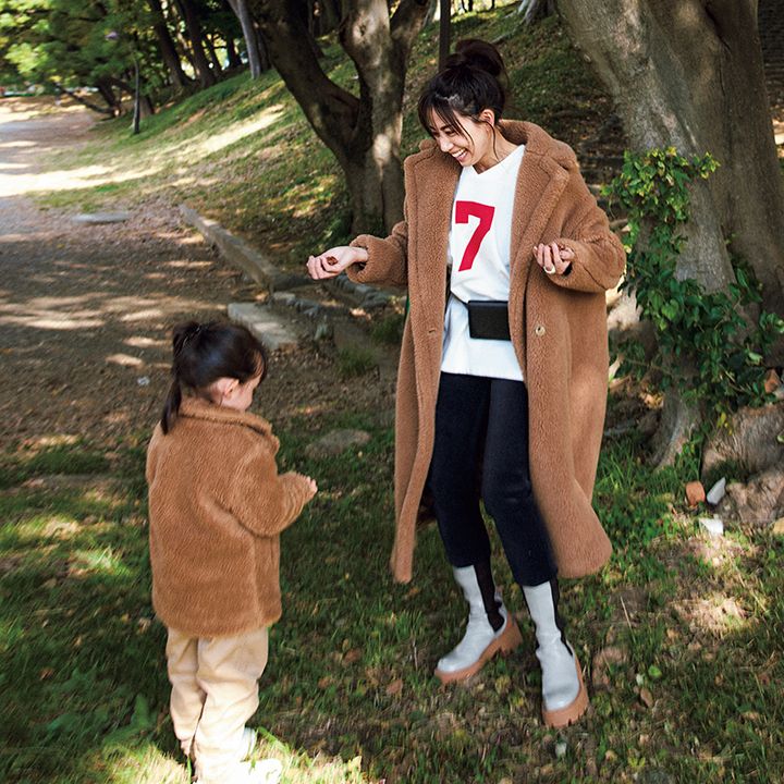 Max Maraのテディベアアイコンコートを着た東原明希さん