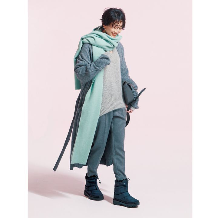 ダークグレーのコートとテーパードパンツにライトグレーのニット、マフラーは鮮やかなティファニーブルーのコーデ