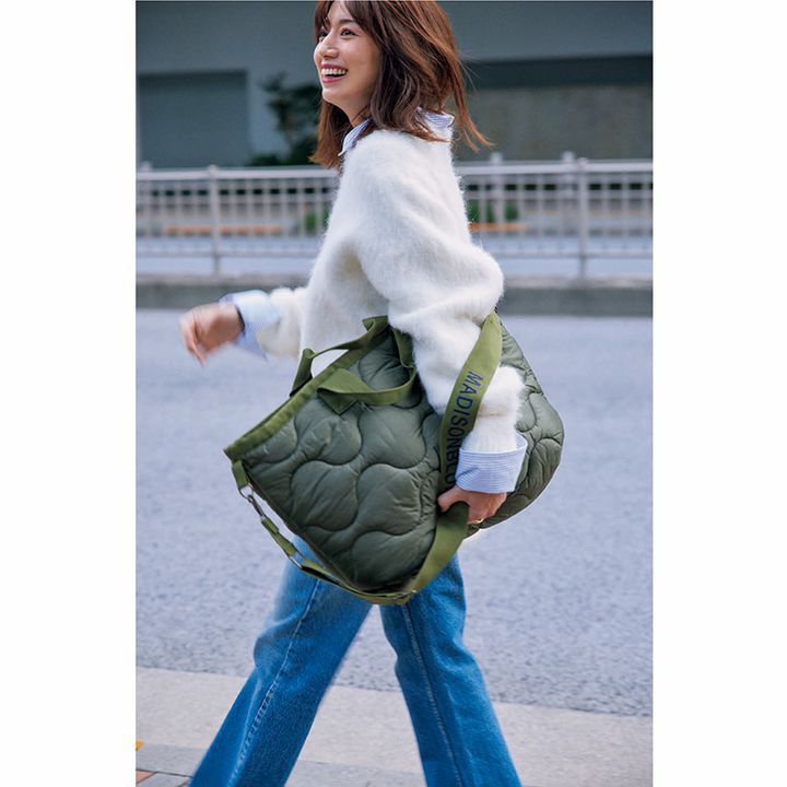 デニムにシャギーカーディガンを羽織った最低気温9度の日の服装