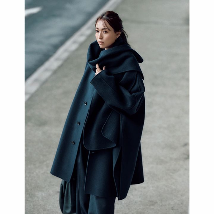 大判のストールを纏ったように見えるコートが主役のコーデ