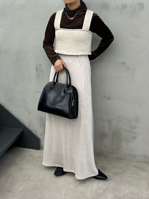 ビスチェ×ボトムスのトーンを揃えて縦ラインを意識