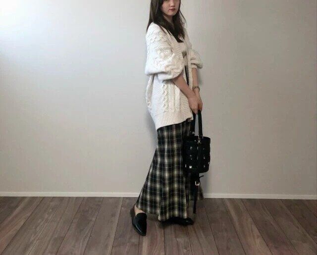 ざっくりニットカーディガンとチェックスカートコーデ