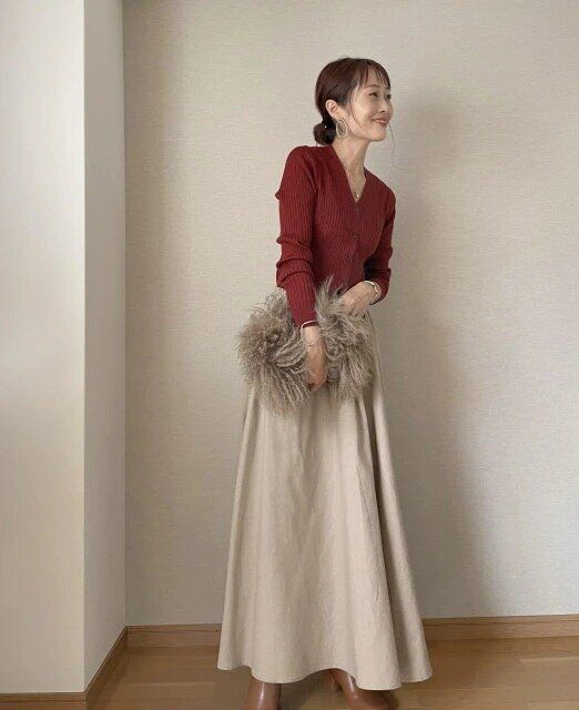 ダークオレンジカーディガンとスカートコーデ