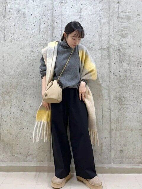 ストールを肩掛けして上品なカジュアルコーデ