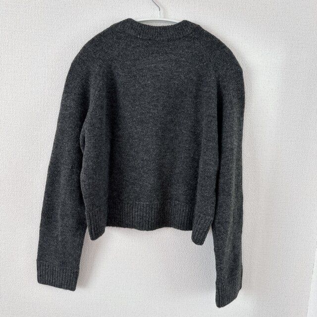 GU パフィータッチクルーネックショートカーディガン 後ろ側