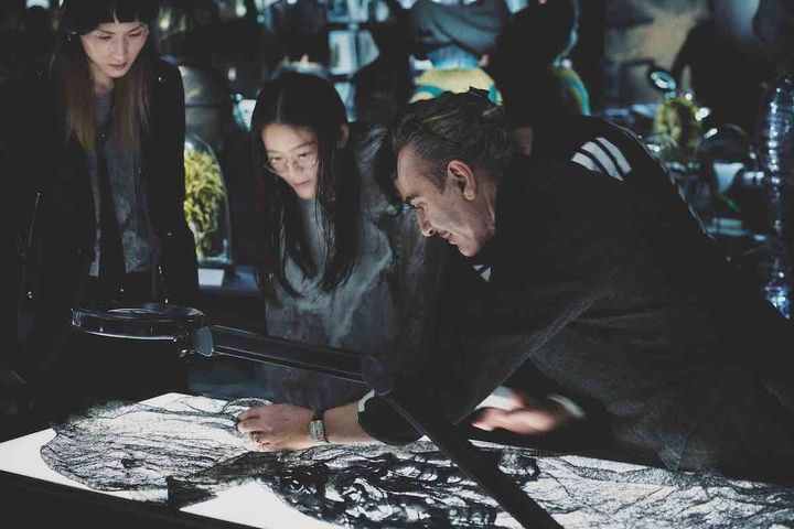 「メゾン マルジェラ アーティザナル 2024エキシビション 東京」（開期終了）／東京の恵比寿でメゾン マルジェラのオートクチュールにあたる、2024年「アーティザナル」コレクションを展示。ジョン・ガリアーノ（右端）はコレクションの着想源から製作過程、技法に至るまでを4名の日本人デザイナーたちに多角的に披露した。