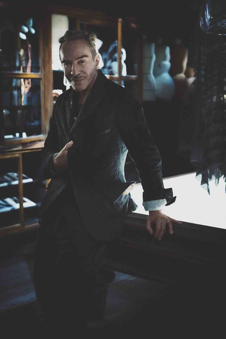 ジョン・ガリアーノ／1960年、ジブラルタル生まれ。1983年にセント マーチンズ スクール・オブ・アートのモード科を首席で卒業。1985年ロンドンコレクションでデビューし、高い評価を得る。ユベール・ド・ジバンシィの引退に伴い、1995年にジバンシィのデザイナーに就任。英国人デザイナーとして初めてフランスのオートクチュールメゾンを率いる。翌1996年10月にはクリスチャン ディオールのデザイナーに就任。2014年からメゾン マルジェラのクリエイティブ・ディレクターを務めた。オートクチールウィークに発表する「アーティザナル」コレクションは大きな話題と注目を集めていた。