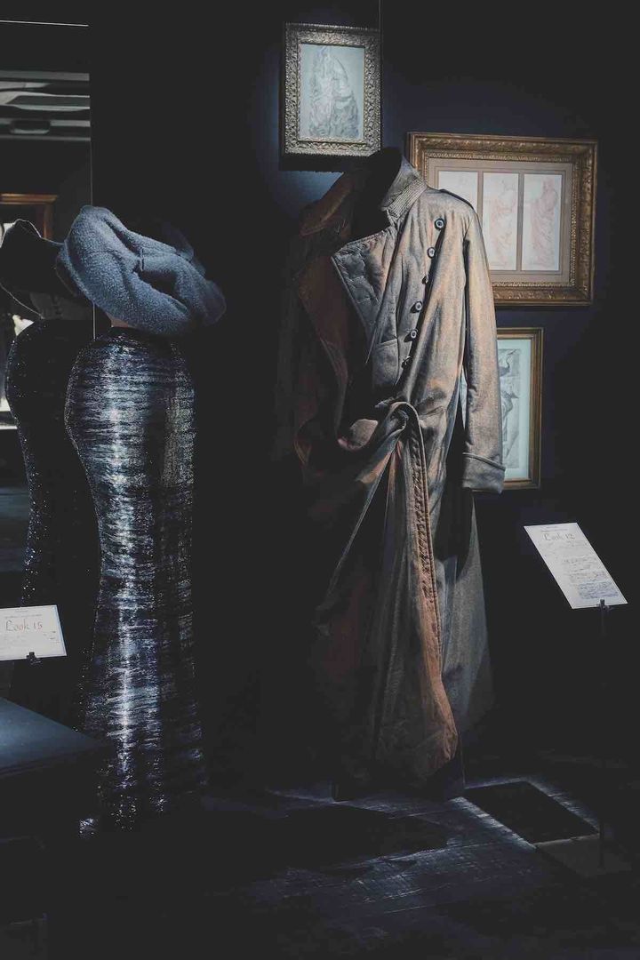 ジョン・ガリアーノの人間観察からインスピレーションを受けたルック。寒さで体を抱えるようにする仕草からヒントを得たというカーディガンやコートのスタイル。