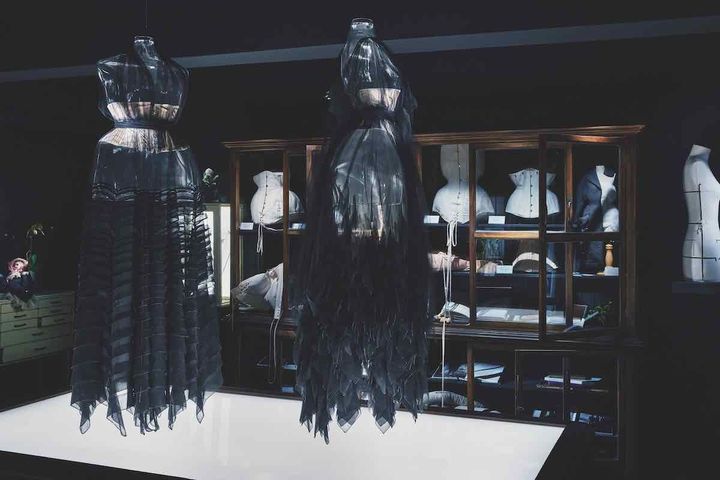 「シームレース」のテクニックとコルセットを使用したドレス。