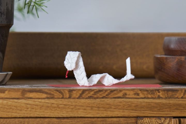 麻で編んだ巳飾り