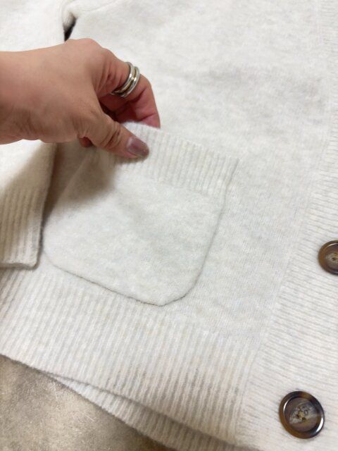 ユニクロ スフレヤーンVネックショートカーディガン 生地を触る