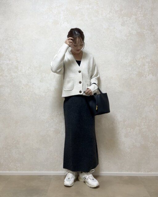 ニットスカートコーデをスニーカーでカジュアルダウン