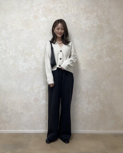 ブラックパンツでキレイめ大人カジュアルコーデ
