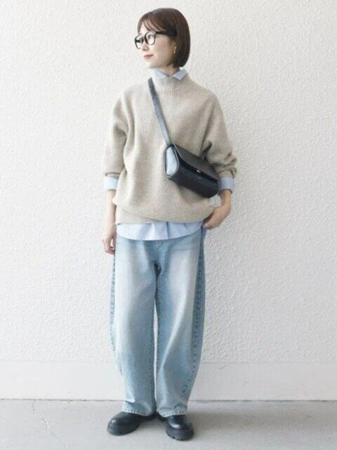 ハイネックとシャツのレイヤードできちんと感