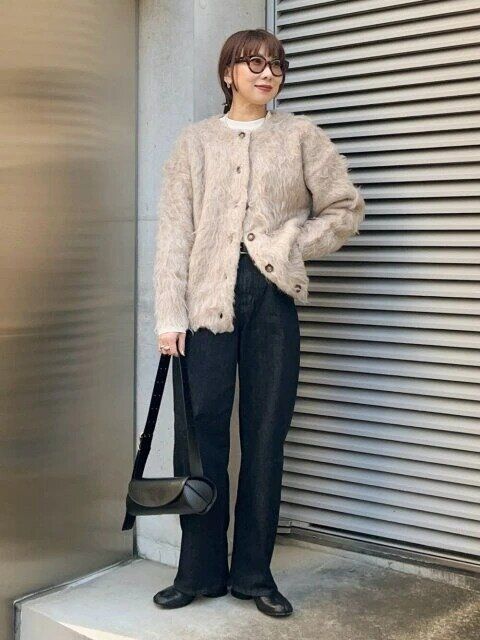 カーディガン×ブラックデニムで大人っぽく