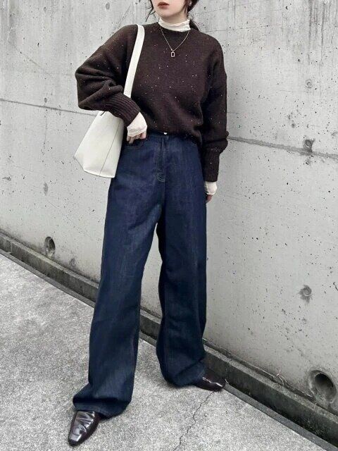 こっくりブラウンのニットで季節感をプラス