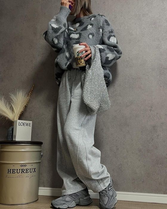 GUのグレーの「スウェットバレルレッグパンツ」