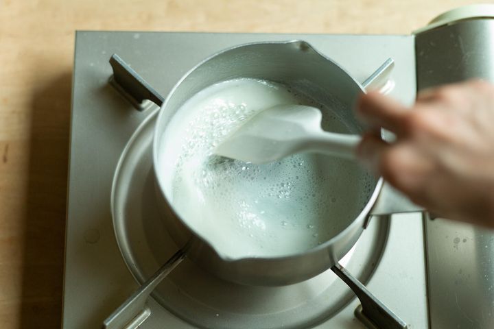 牛乳を煮詰める