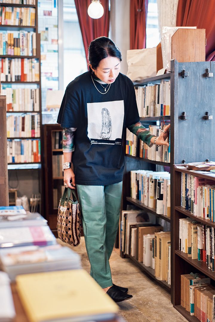 身につけるとホッとする、やさしいグリーンカラーのコーデで本屋に【目利きが集うお店でスナップ】