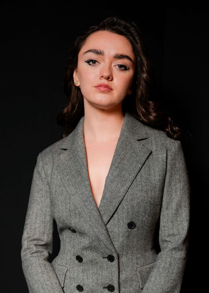 俳優のメイジー・ウィリアムズ。2024年2月、パリで行われたディオール（DIOR）の秋冬コレクションにて。Photo_ Swan Gallet / Getty Images