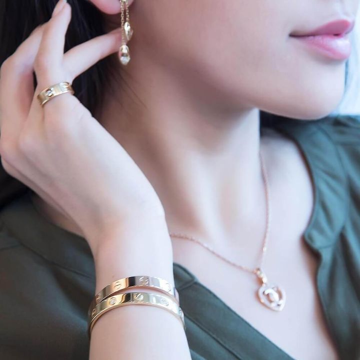 カルティエのバングルを重ね着けした女性