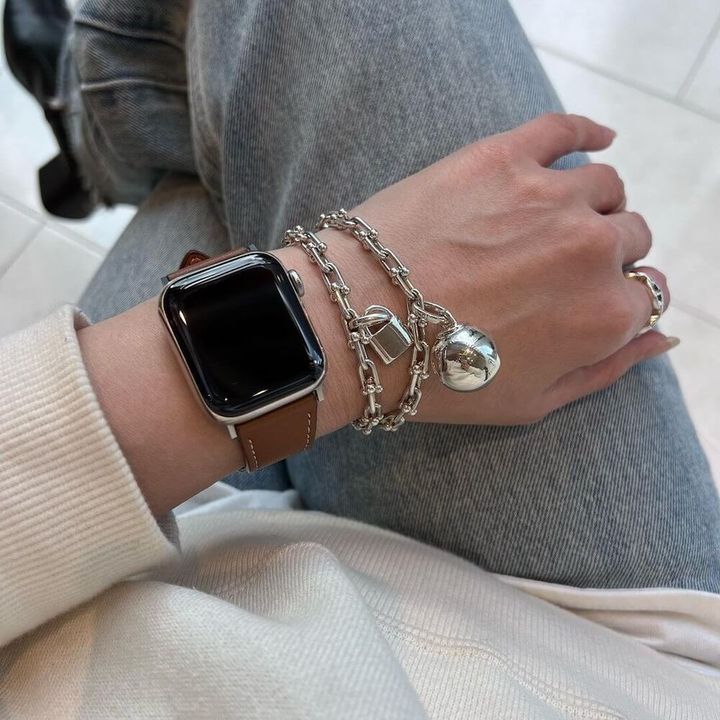 ティファニーのブレスレットとアップルウォッチの重ね着け