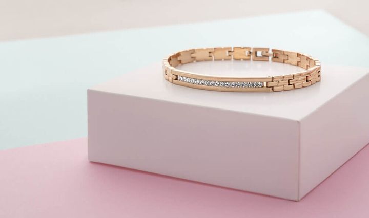 白い箱の上に置かれゴールドのブレスレット
