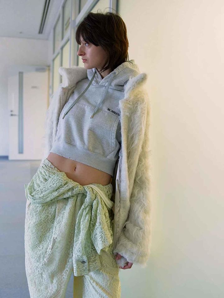 画像: 【ナウンレス】「ニットファージャケット」¥44,000、「ショートフーディートップス」¥27,500、「レースジャンプスーツ」¥44,000（すべて税込）