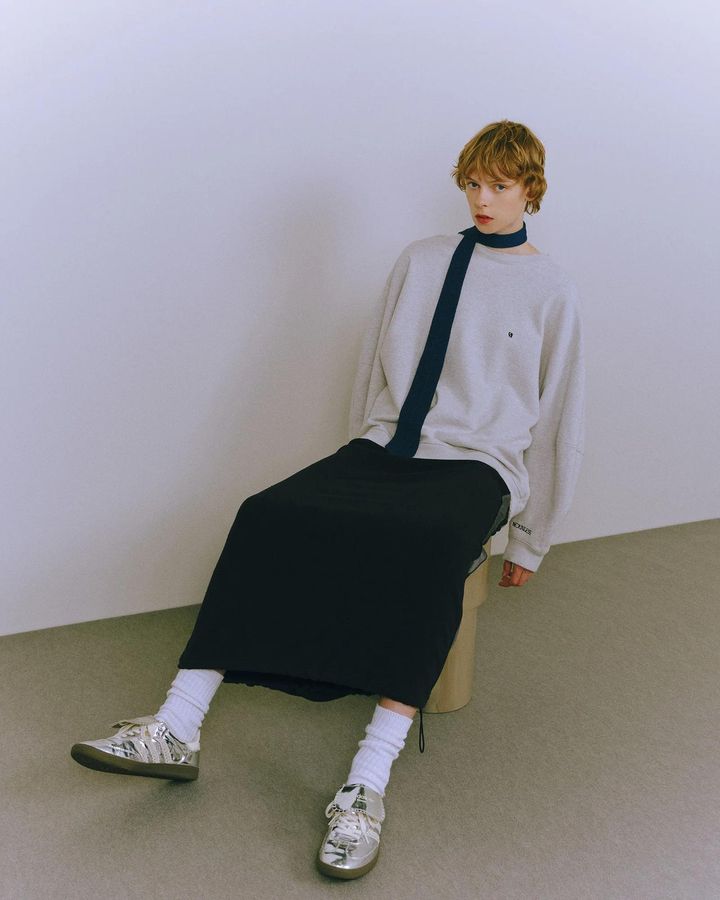 画像: 【ナウンレス】「オーバースウェットトップス」¥24,200、「スウェットドッキングラインスカート」¥25,300