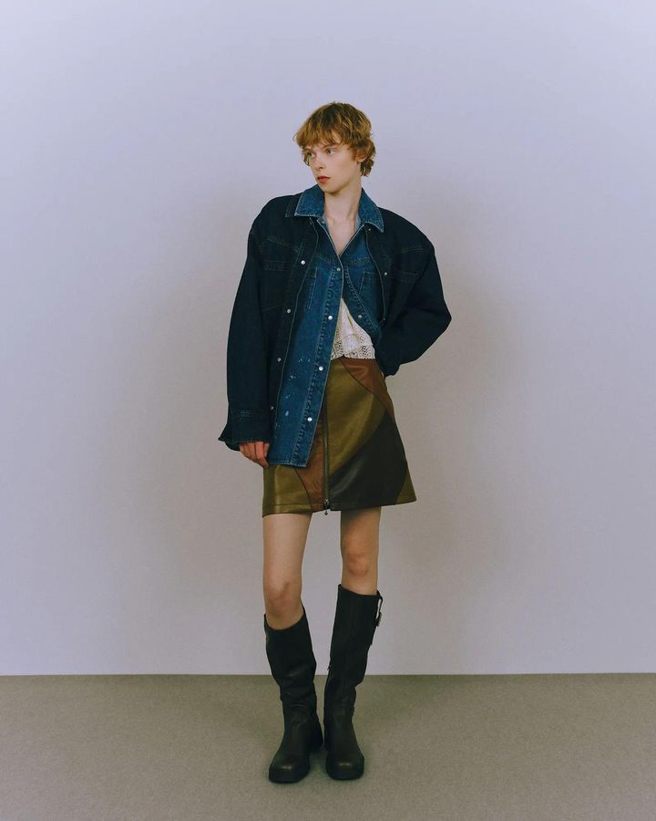 画像: 【ナウンレス】「デニムプリントシャツ」¥38,500、「レースキャミトップス」¥22,000、「パッチワークミニスカート」¥38,500（すべて税込）