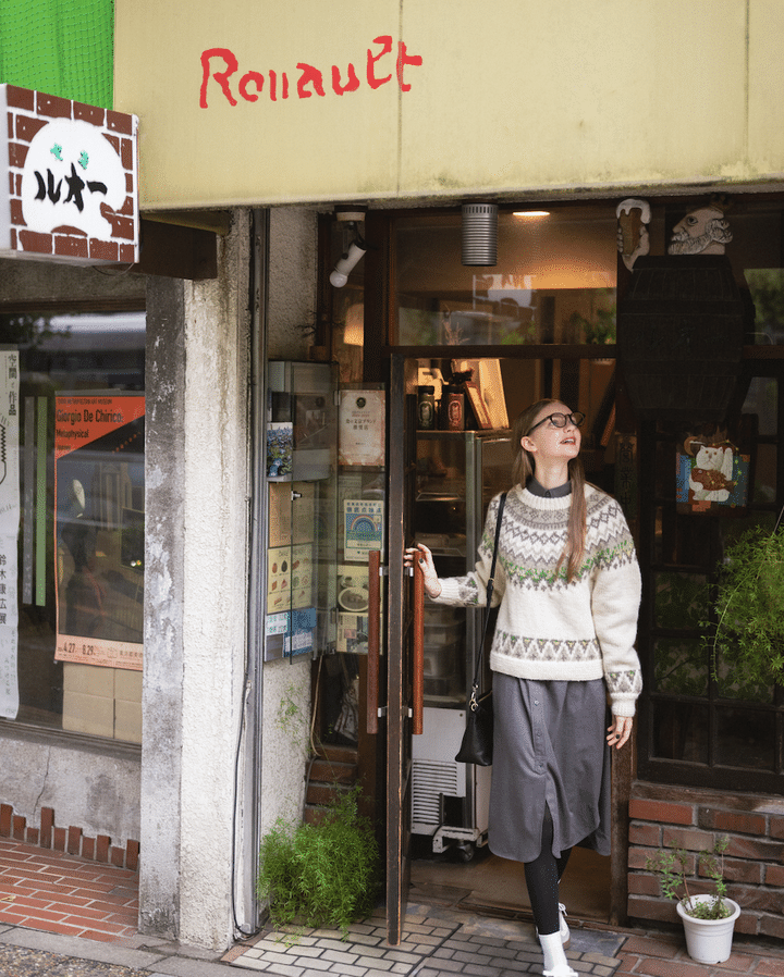 シャツワンピースに、冬ムードを演出してくれるフェアアイルニット