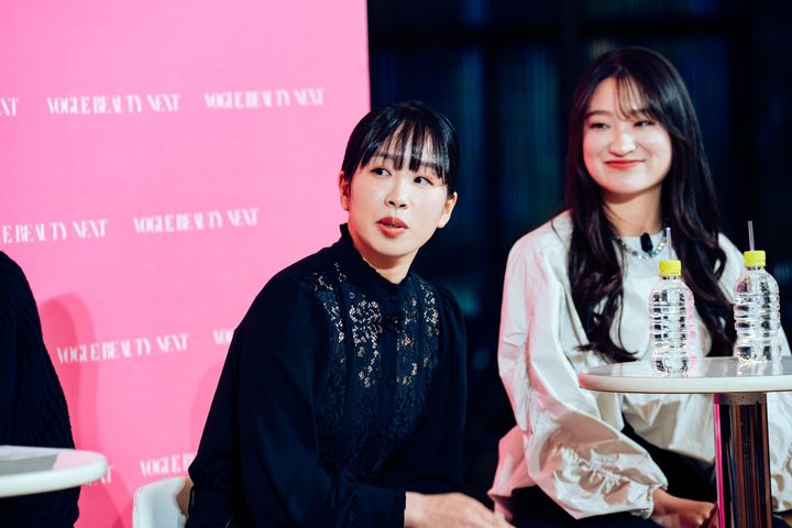 女性の健康課題と働き方に関する三菱電機とのトークセッションに登壇した、青山学院大学4年の野本葵氏、3年の逢坂華怜氏。