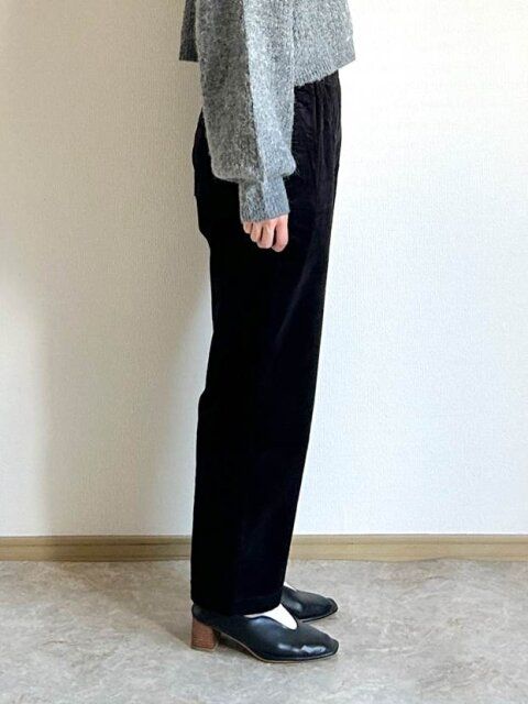 ユニクロ コーデュロイイージーアンクルパンツ Sサイズ 着用 サイドから見た感じ