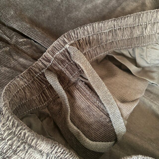 ユニクロ コーデュロイイージーアンクルパンツ ウエスト内側には調整紐が付いている