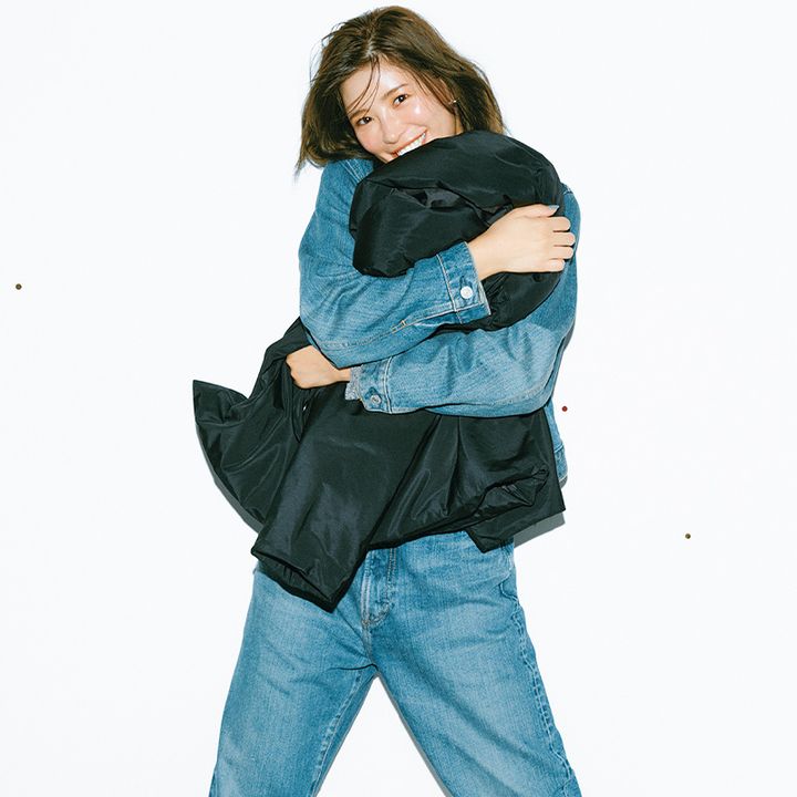 デニムオンデニムコーデで黒ダウンを抱きしめる咲和希さん