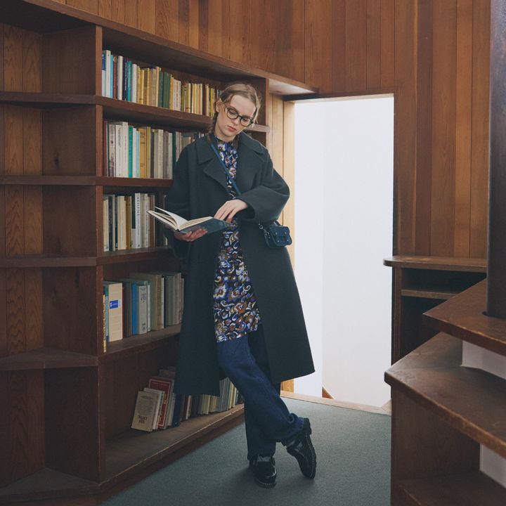 花柄ワンピースをグリーンのコートの中からのぞかせて冬コーデを活性化【マイスタンダードブック】