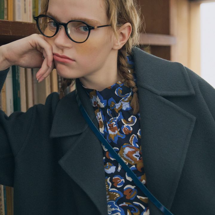 花柄ワンピースをグリーンのコートの中からのぞかせて冬コーデを活性化【マイスタンダードブック】