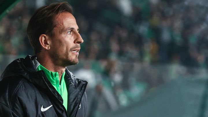 日本人MFが負傷中…最悪の絶不調で「監督を6週間で解任」したクラブ