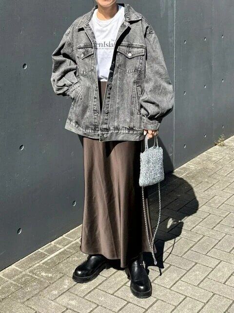 サテンスカートで品よく着こなす