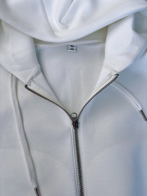 GU ダブルフェイスフルジップパー オフホワイト シンプルな作り