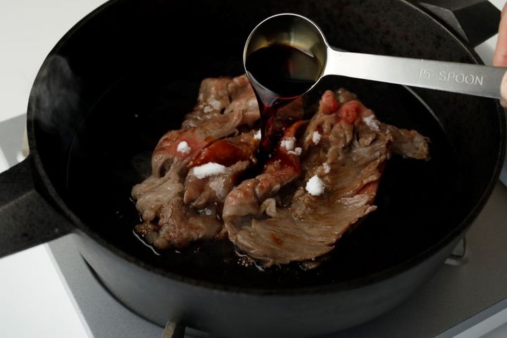 肉を焼いて調味する