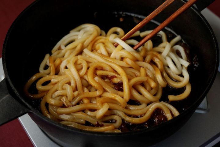 煮汁が残ったら焼きうどんに！