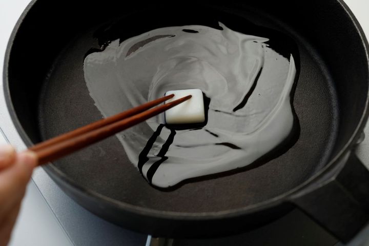 すき焼き鍋に牛脂を入れて中火で熱する