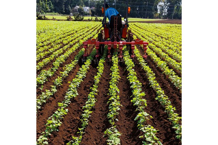 大型の耕うん機
