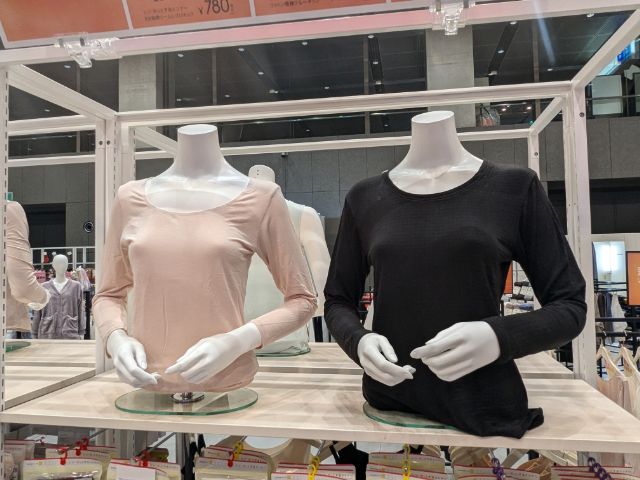 シン・ホッとするインナーコットン長袖クルーを着たマネキン