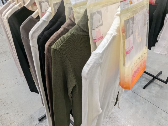 ラックにかけれているシン・ホッとするインナー長袖タートルネック