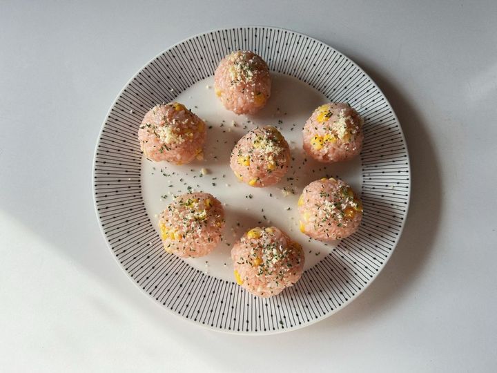 年末年始にもおすすめ！一口プチプチコーンケチャップのパリおにぎり【渡辺友美子のパリおにぎりのレシピ vol.6 〜レシピで旅するヨーロッパ〜】