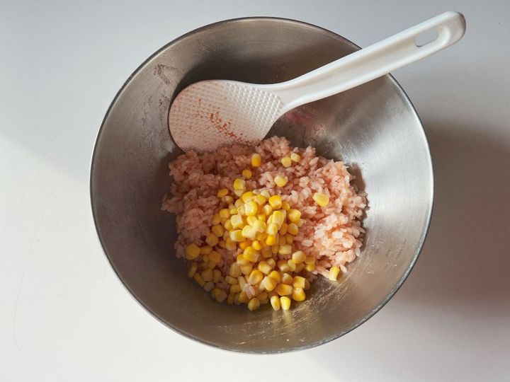 年末年始にもおすすめ！一口プチプチコーンケチャップのパリおにぎり【渡辺友美子のパリおにぎりのレシピ vol.6 〜レシピで旅するヨーロッパ〜】