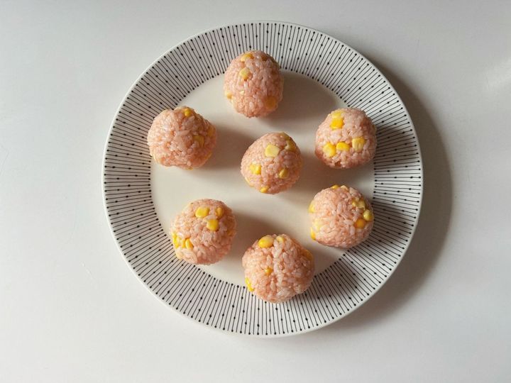 年末年始にもおすすめ！一口プチプチコーンケチャップのパリおにぎり【渡辺友美子のパリおにぎりのレシピ vol.6 〜レシピで旅するヨーロッパ〜】