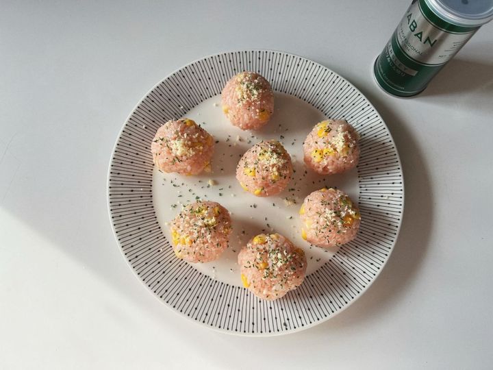 年末年始にもおすすめ！一口プチプチコーンケチャップのパリおにぎり【渡辺友美子のパリおにぎりのレシピ vol.6 〜レシピで旅するヨーロッパ〜】